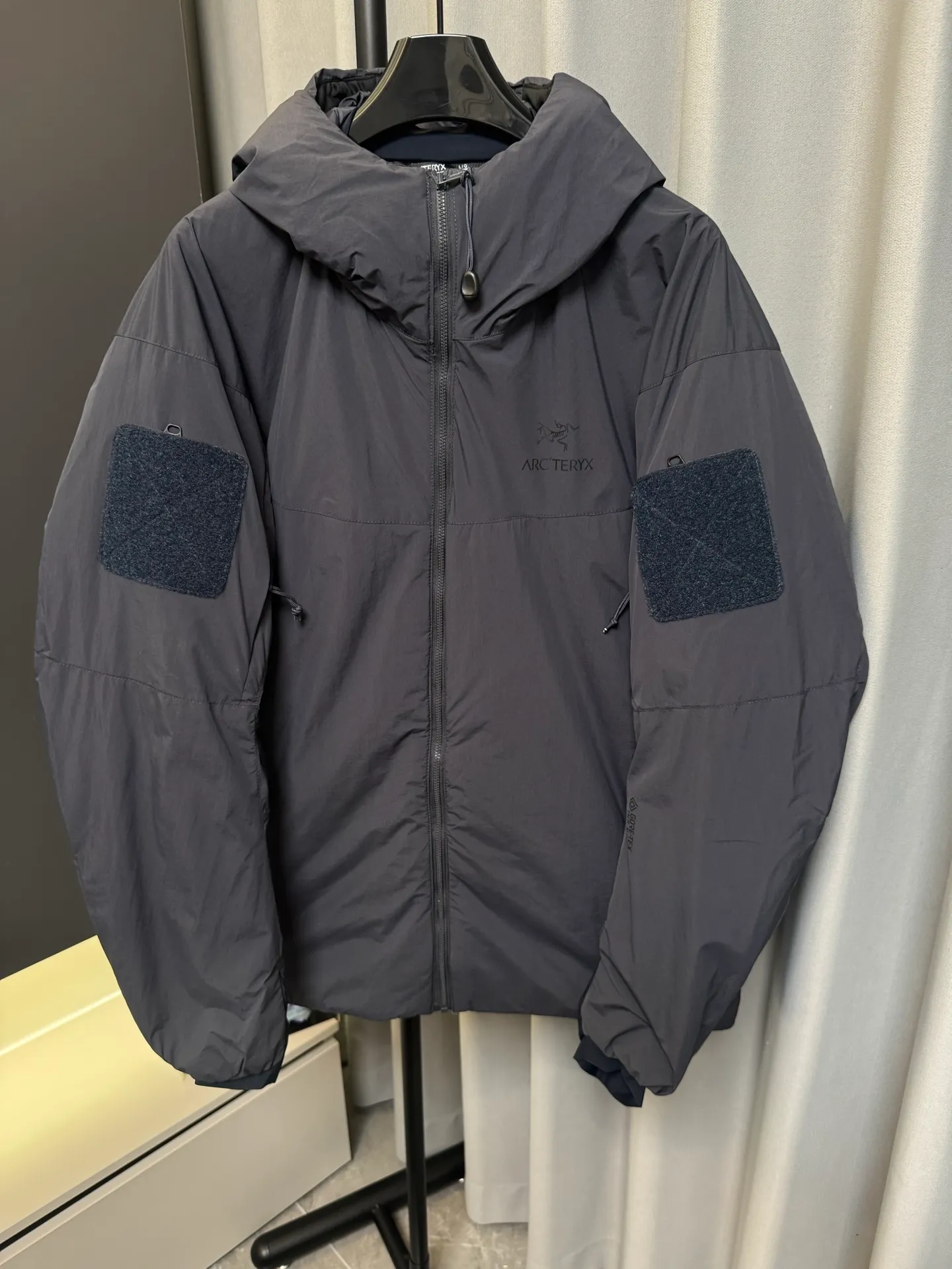 【Premium 】 Arc·teryx 26fw ! N WINDSTOPPER 2L ， Coreloft 100 ， 。 Cold Series ， ， ， ！ ， 。 windstopper ,n Gossamera Fusion WS。 ， ： 1： WINDSTOPPER ， ， ， ， 。 Coreloft ， 。 。 2： 。 3： ， ， 。 4： ， ， 。 ， ， ： / Gray/ Size：s/m/l/xl/xxl